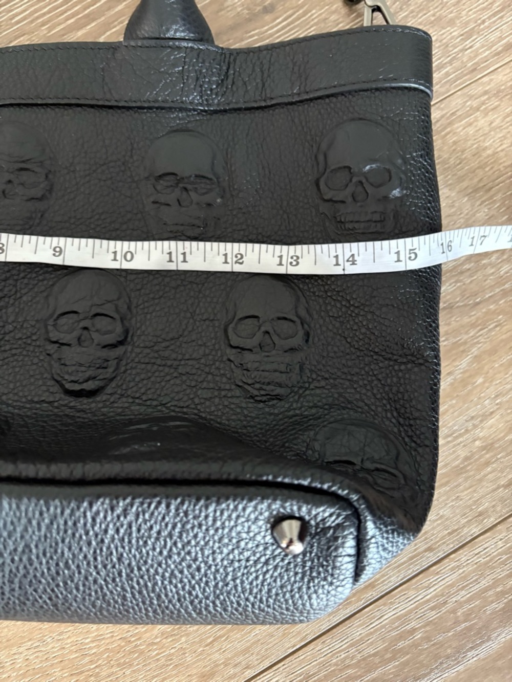 Black Skull-Embossed Leather Tote Bag - Women - Picture 7 of 10